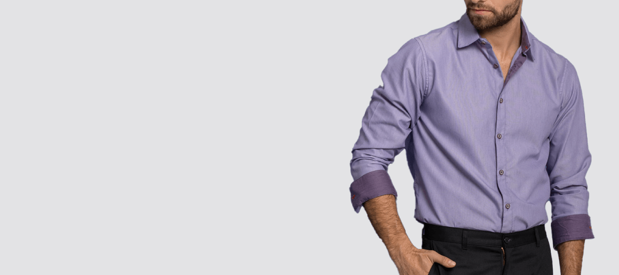 Camisa de vestir para hombre color lavanda con puños y cuello contrastantes.