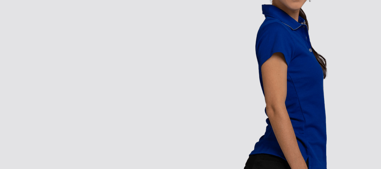 Camisa tipo polo azul marino entallada para dama, tela ligera y botones frontales.